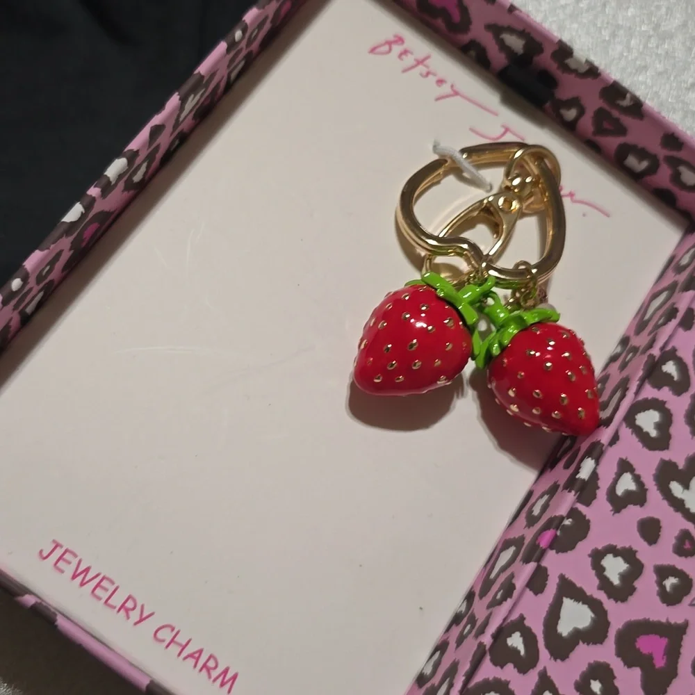 🧚‍♀️Betsey Johnson Strawberry Enamel Painted Keychain NIB/NWT